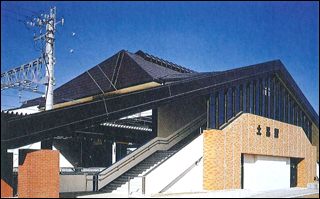土呂駅、駅舎のコールテン屋根工事　写真